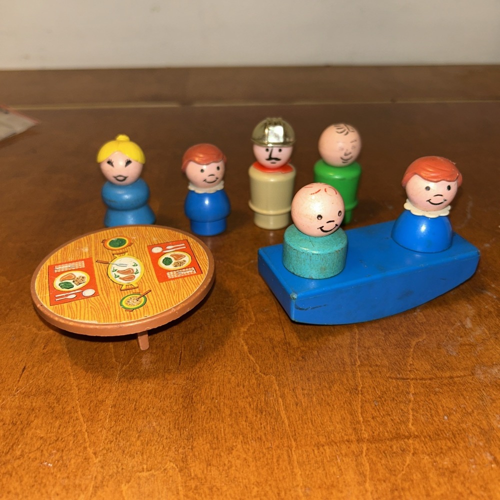 VINTAGE FISHER PRICE PLASTIC LITTLE PEOPLE LOT OF 6 With Furniture J6
